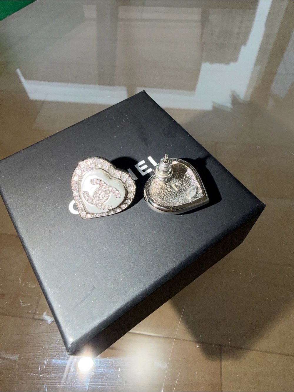CHANEL Silver pearl heart Logo CC Crystal Earrings - Picture 7 of 10